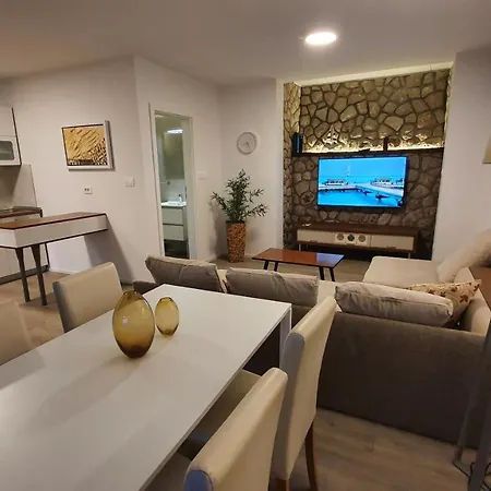 Divine View Apartma *