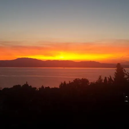 Divine View Apartma *