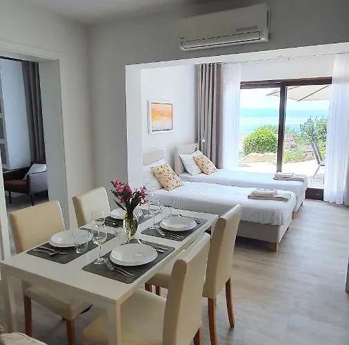 Divine View Apartma *