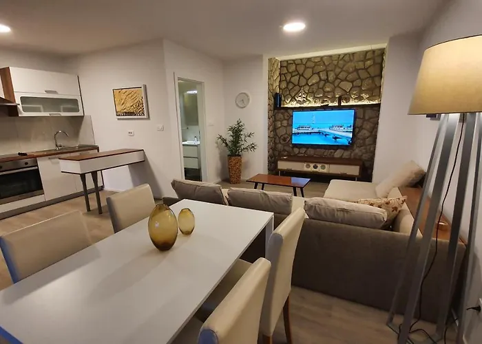 Divine View Apartma *