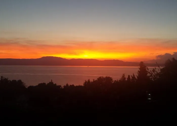 Divine View Apartma *